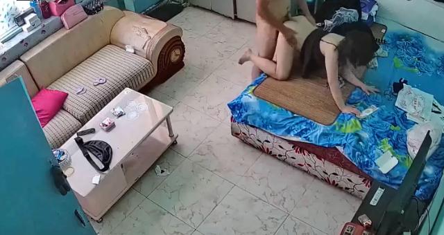 眼镜哥和媳妇在客厅